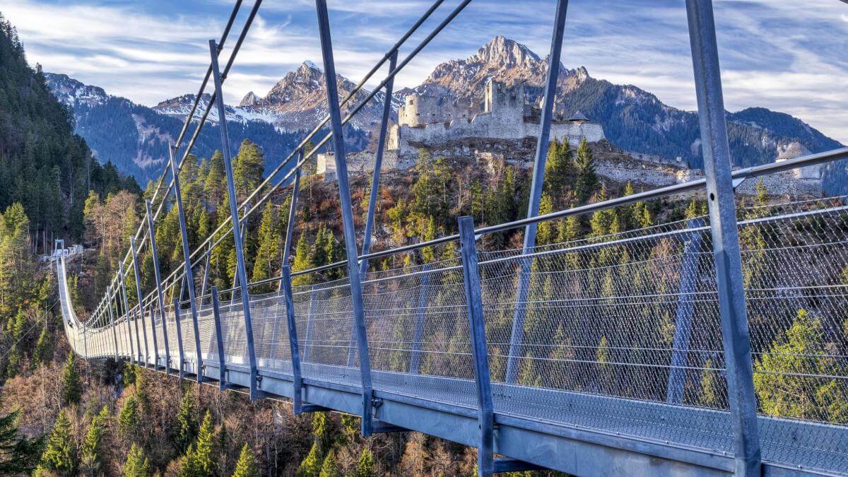 Oesterreich Tirol Naturparkregion Reutte die Suspendierungsfussgaengerbruecke Highl.jpg