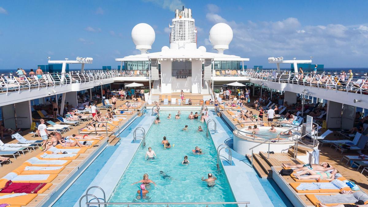 Kreuzfahrtschiff Mein Schiff 3 in der Karibik.jpg