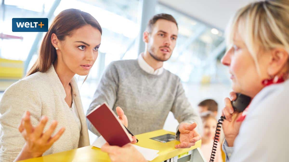 Familie am Check In Schalter hat Probleme mit dem Pass.jpg