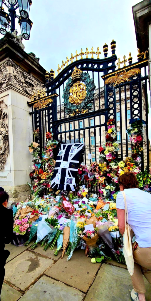 Day one of the mourning at the loss of the beloved Queen Elizabeth II at Buckingham Palace1200