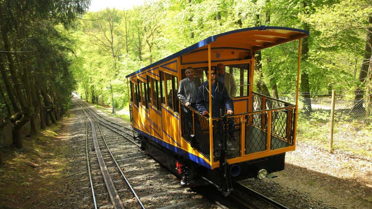 Nerobergbahn auf den Neroberg in Wiesbaden Hessen Deutschland Europa.jpg