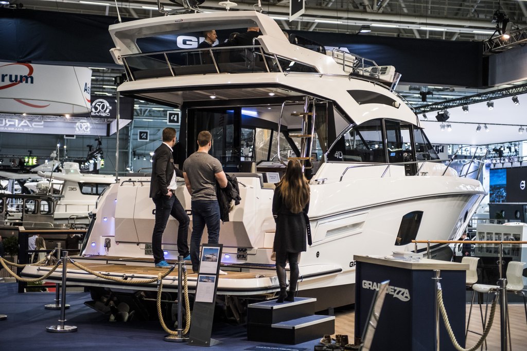 Helsinki International Boat Show Vene 23 Båt Visitors watching a boat