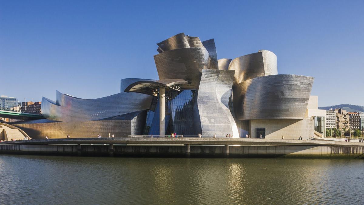 Guggenheim Museum and Bilbao river.jpg