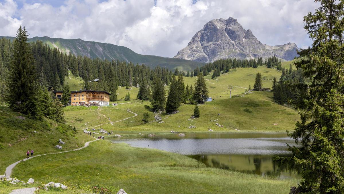 Berghotel Koerbersee mit Blick zum Grossen Widderstein im Bregenzerwald Vorarlberg.jpg