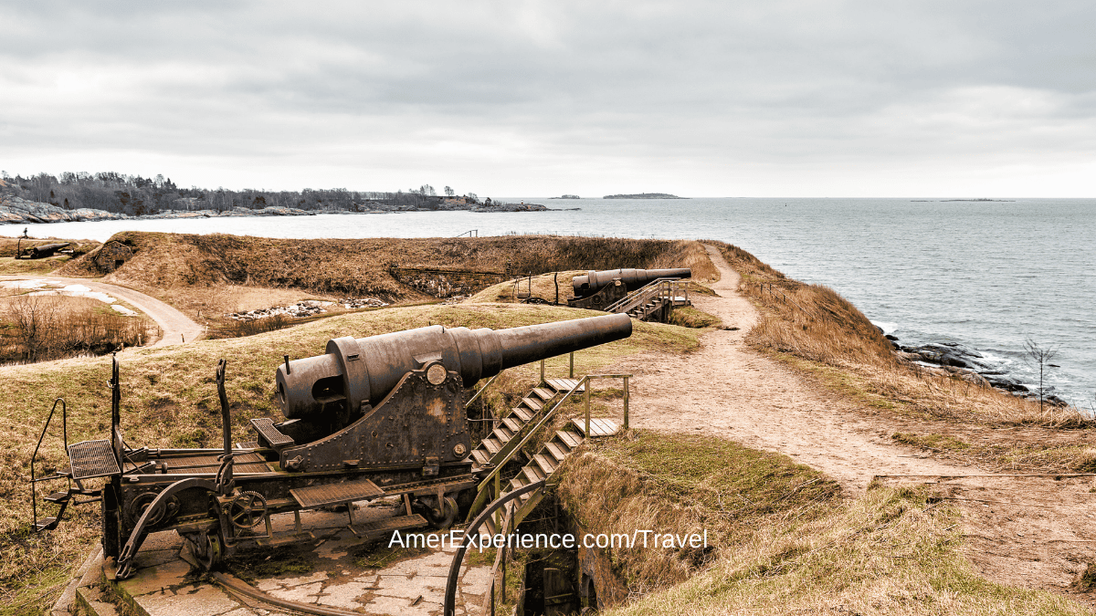 Am Nachmittag sollten Sie die Suomenlinna-Festung besuchen, die auf einer Insel vor Helsinki liegt. Diese UNESCO-Weltkulturerbestätte bietet nicht nur eine faszinierende Geschichte, sondern auch malerische Ausblicke auf das Meer und die Stadt.