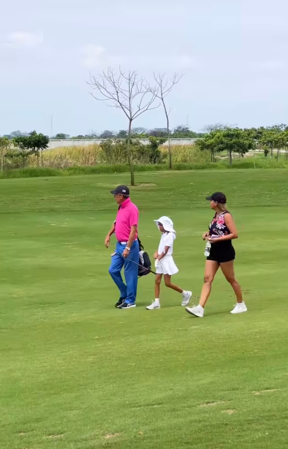 El golf se convierte en un vínculo familiar invaluable, proporcionando momentos de calidad en los que padres e hijos pueden compartir risas, consejos y experiencias únicas. Estos momentos fortalecen los lazos familiares y crean recuerdos duraderos que perdurarán toda la vida.