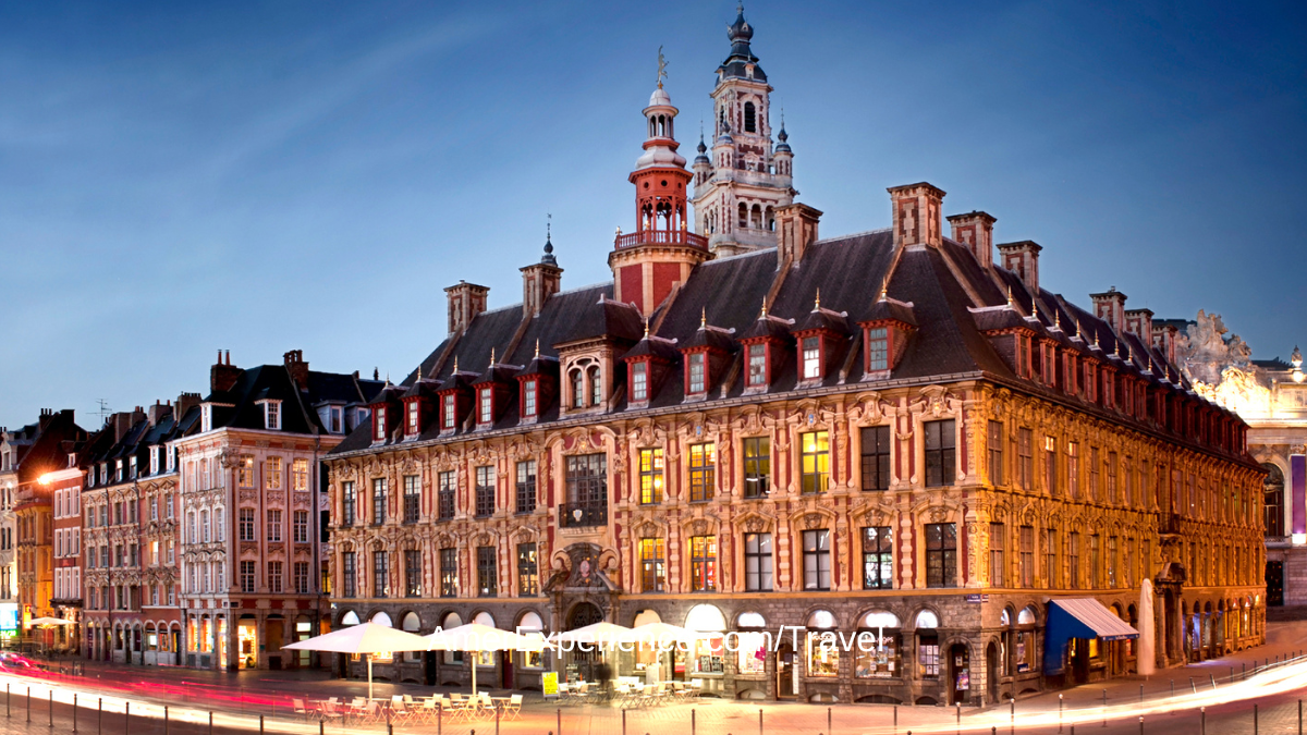 Lille kaupungintalo and Belfry104 metriä korkea Lillen kellotapuli, joka on liitetty kaupungintaloon (Beffroi de l'Hôtel de Ville de Lille), on ehdottomasti vierailun arvoinen kohde Pohjois-Ranskassa. Sekä kellotapuli että kaupungintalo muistuttavat flaamilaista arkkitehtuuria tyypillisine kolmion muotoisine päätyineen ja punatiilineen – ymmärrettävää, koska Belgian raja on vain muutaman kilometrin päässä. Kellotapuli rakennettiin vuonna 1932 osana kaupungintalon jälleenrakennustyötä, joka oli tuhoutunut ensimmäisen maailmansodan aikana. Kellotapulissa on yhä ajovalo, jota käytettiin aikoinaan tiedottamaan väestölle tulevista kuntien kokoontumisista. Koska se hallitsee kaupunkia, kellotapuli tarjoaa esteettömät ja vertaansa vailla olevat 360 asteen näkymät Lilleen ja jopa ympäröiville alueille kirkkaina päivinä. Kaupungintalo kellotapulineen on ollut Unescon maailmanperintökohde vuodesta 2005