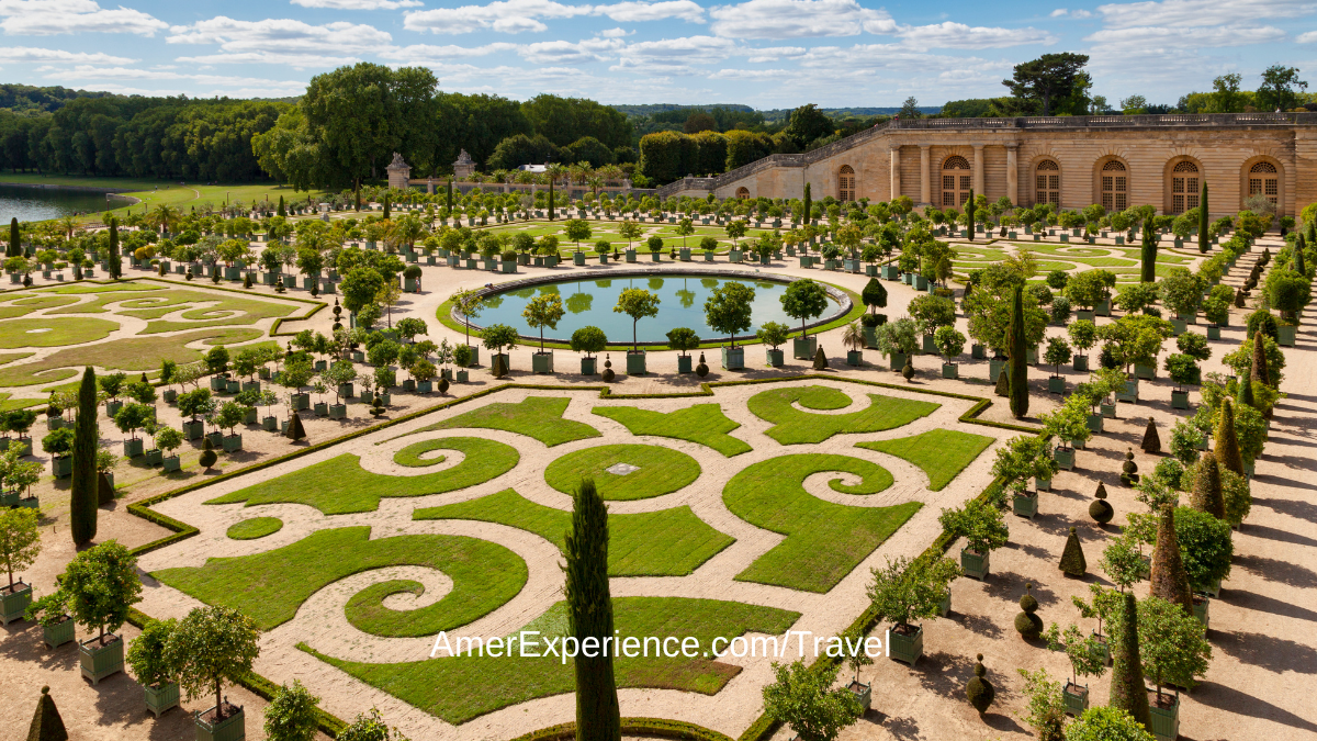 Ludvig XIV:n Versailles'n palatsi on Ranskan eniten vierailtu linna ja upeat Versaillesin puutarhat (Jardins de Versailles) ovat maailmankuuluja. Ne ovat sarja kauniisti maisemoituja puutarhoja, näyttäviä suihkulähteitä ja puiden reunustamia polkuja, jotka kattavat 1 976 hehtaaria. Puutarhojen keskipiste on ristinmuotoinen Canal Grande.