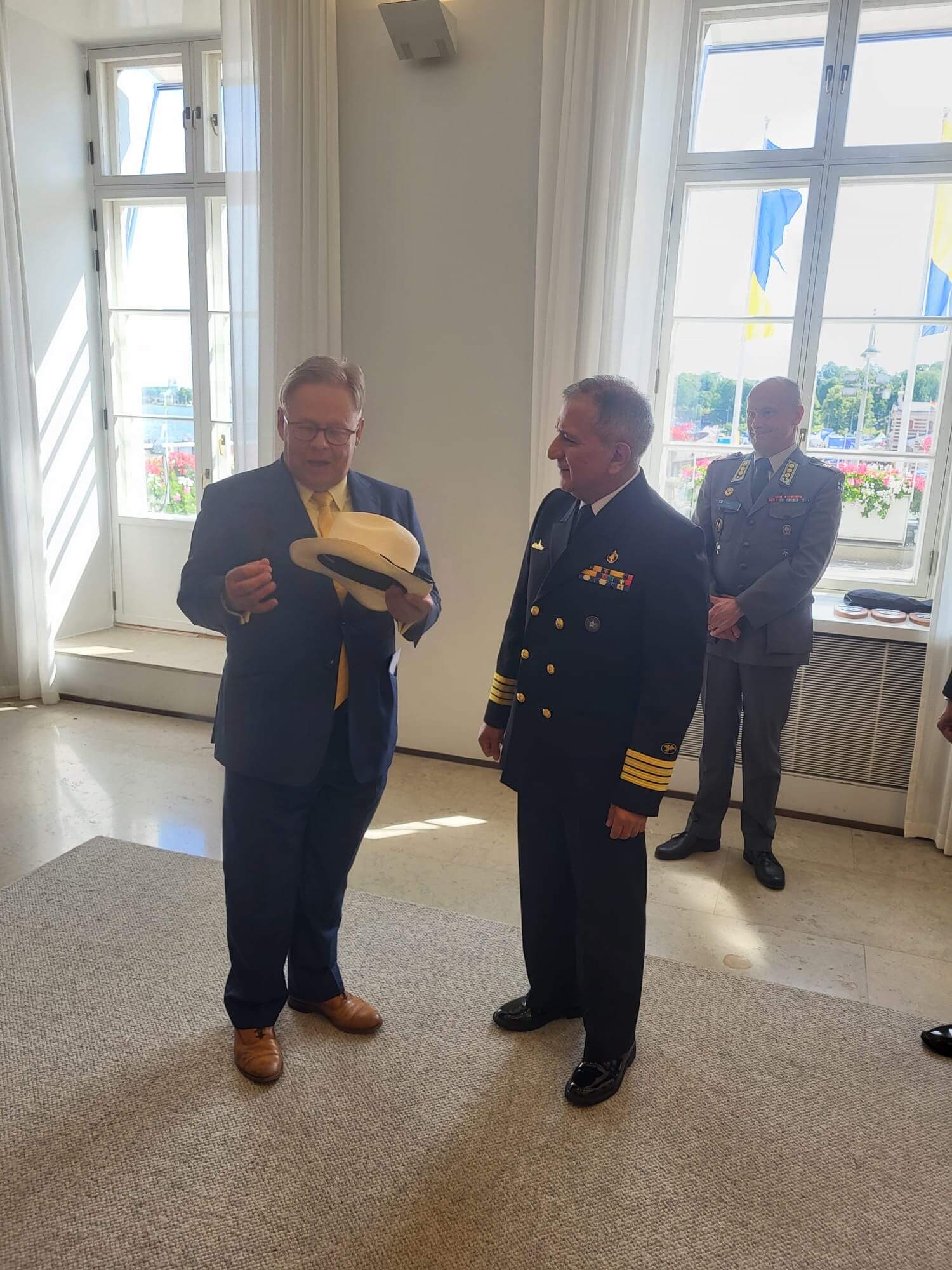 El capitán del barco, Fernando Gordomunda, dice que los preparativos para la partida toman un día completo.