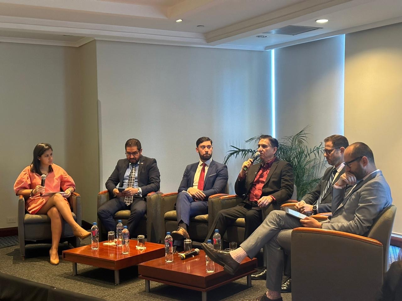 The event included a panel on sustainability in Ecuadorian mining, moderated by Carolina Orozco, president of the Board of the Chamber of Mines of Ecuador (CME)