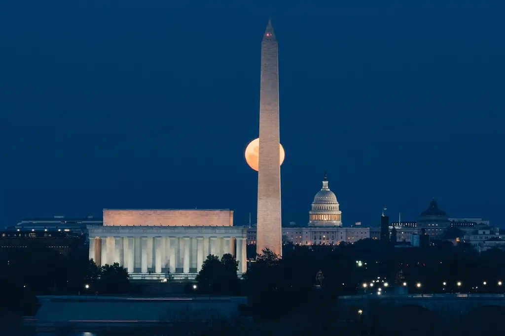 Free moon obelisk, Washington DC
