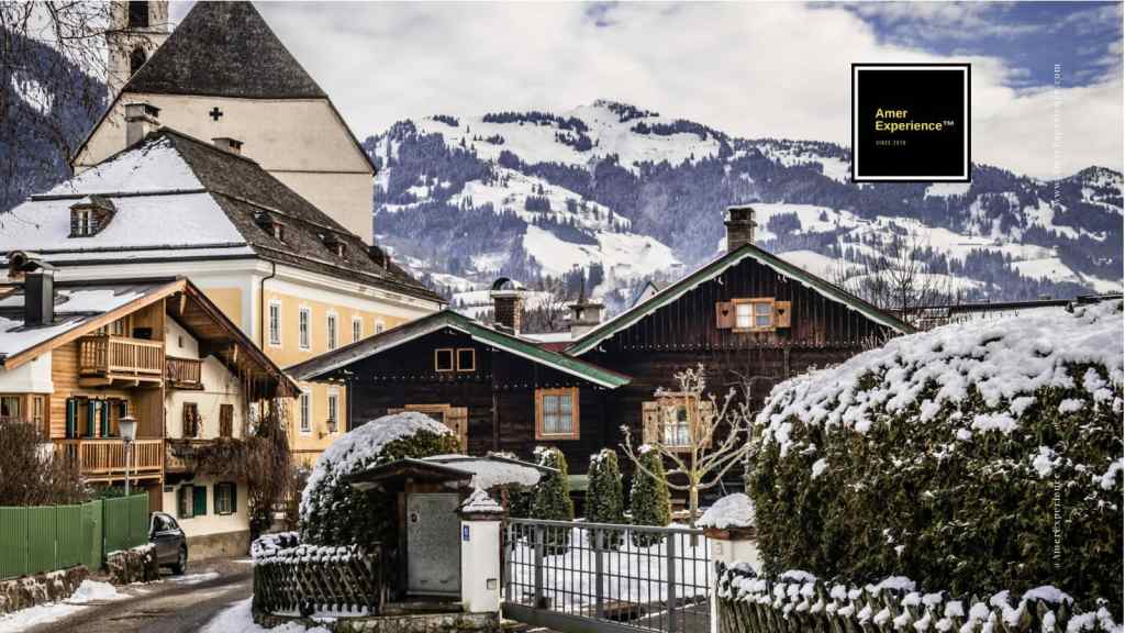 Kitzbühel: Kitzbühel in winter with traditional Alpine houses and snow-covered mountains, Austria