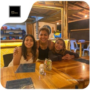 Ayampe mother with daughters in the restaurant