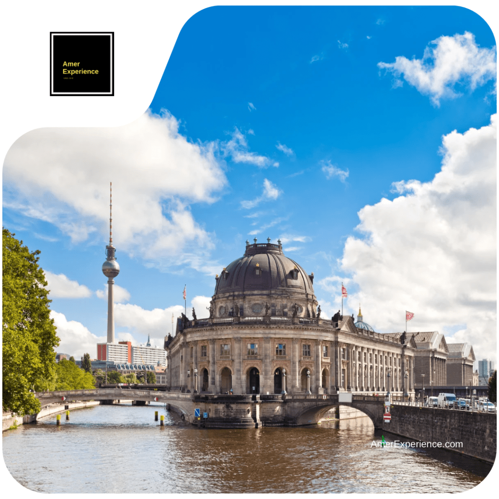 Strategi på Museumsinsel (Museumsön): Detta UNESCO-världsarv rymmer fem världsklassmuseer. Som specialist föreslår jag att prioritera Neues Museum. David Chipperfields restaurering lämnar avsiktligt krigets kulhål synliga i kolonnerna, vilket skapar en gripande dialog mellan fornegyptisk antik och 1900-talshistoria. Det är en mästerklass i arkitektonisk ärlighet.