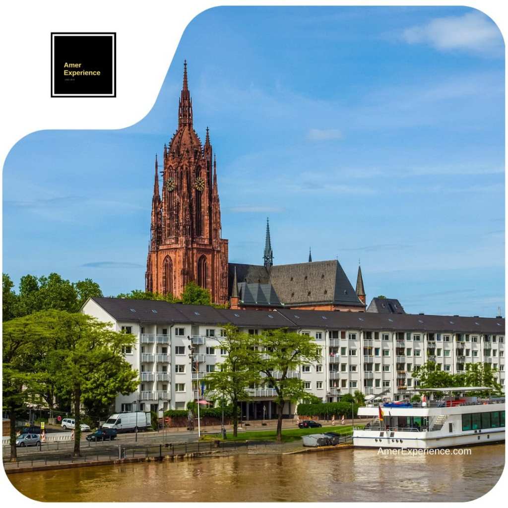 Frankfurtin tuomiokirkon torni Main-joen rannalla