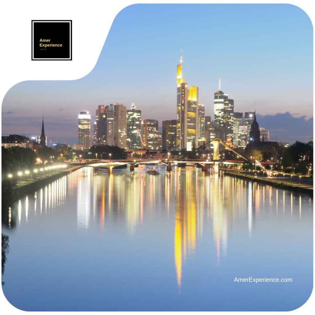 Frankfurtin skyline heijastuu Main-jokeen iltavalossa