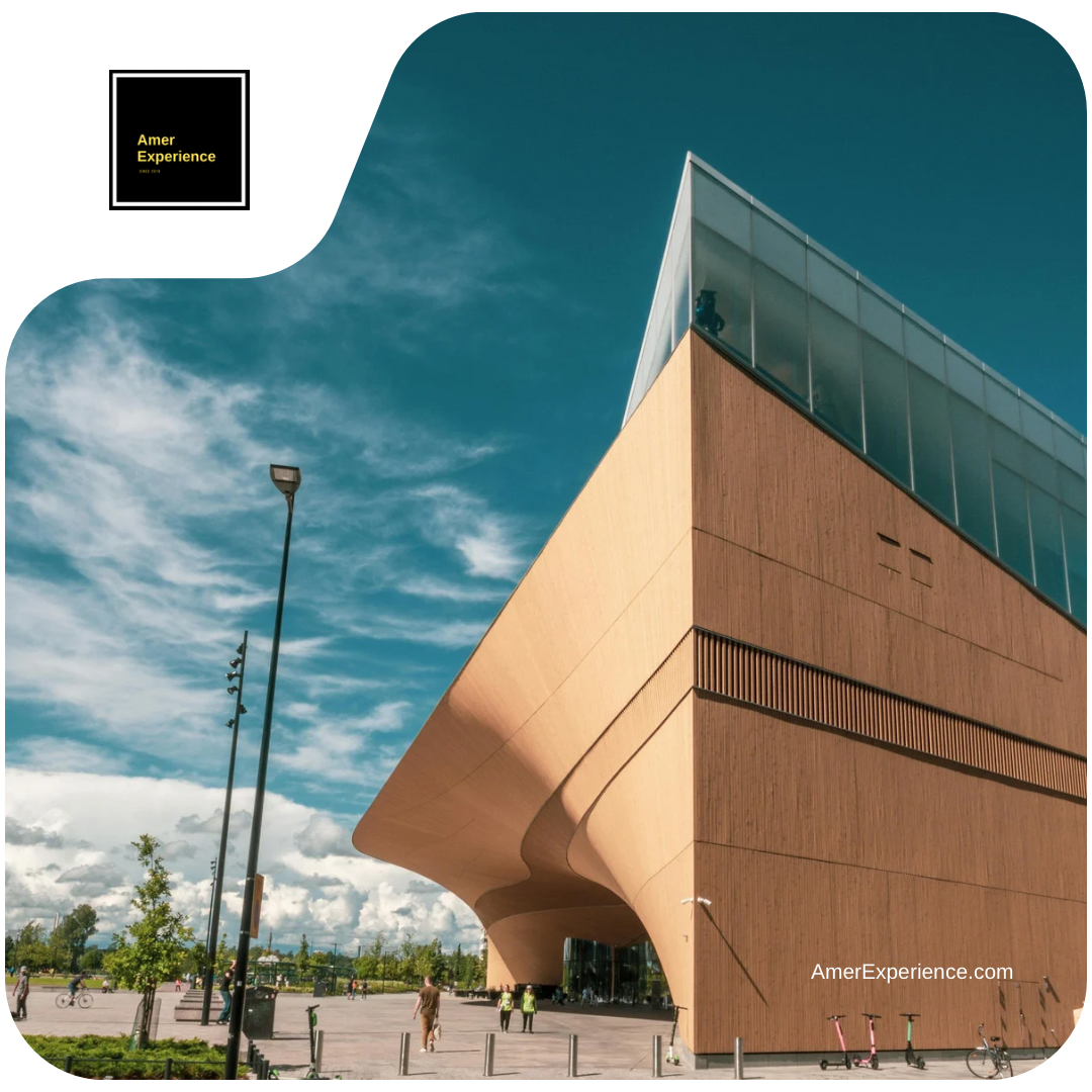Zentralbibliothek Oodi: Weit mehr als nur eine Büchersammlung, Oodi ist das „Wohnzimmer der Nation“. Seine geschwungene Holzfassade repräsentiert den Höhepunkt moderner finnischer Sozialarchitektur – ein Ort, an dem jeder willkommen ist, zu lernen, zu arbeiten oder einfach nur zu sein.
