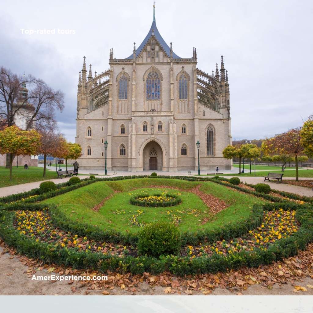 Su arquitectura de inspiración española, el muelle Stearns, Old Mission y las bodegas de la región la convierten en una ciudad perfecta para viajeros que buscan mar, vino, gastronomía y estilo de vida.
