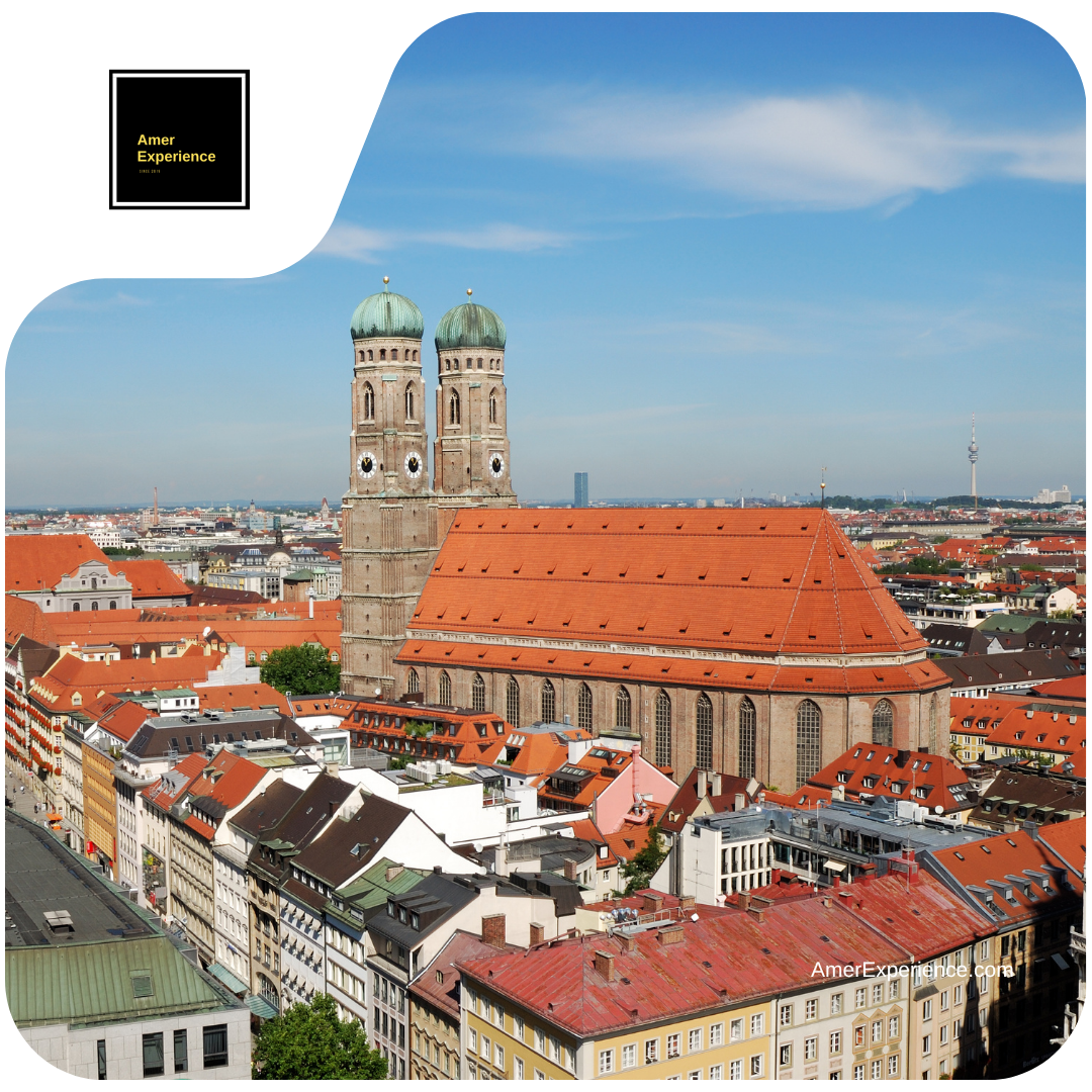Frauenkirche: Katedralen "Vår Kära Fru" är Münchens mest kända ikon. Dess tvillingtorn med lökkupoler syns från nästan hela staden tack vare strikta lagar som förbjuder högre byggnader i centrum. Inuti finns den mystiska "Djävulens fotsteg" inbäddat i golvet.