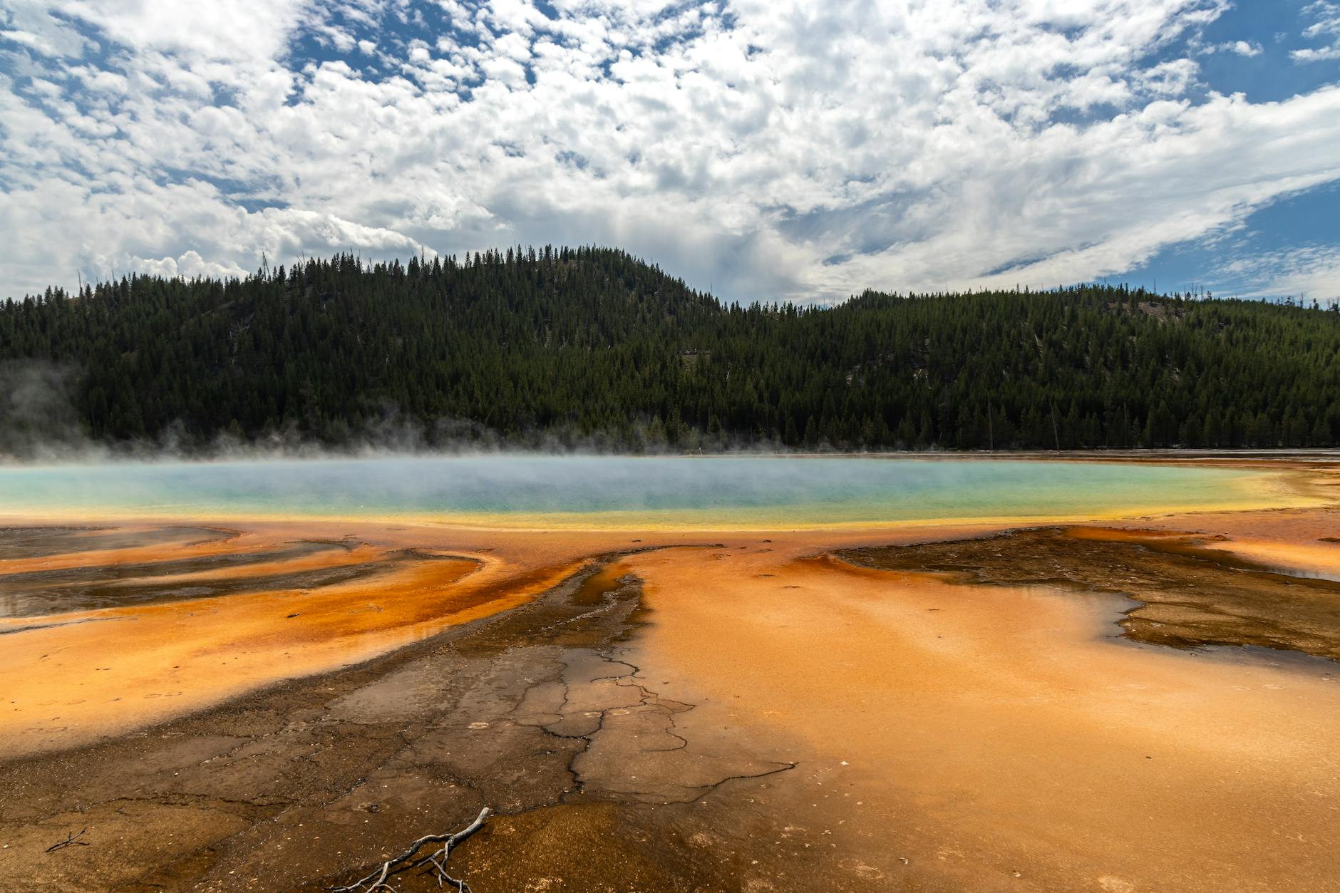 Geothermal pool at Yellowstone National Park - Yellowstone travel guide